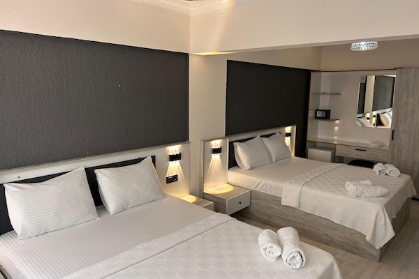 Standard fyrbäddsrum | Värdeförvaringsskåp på rummet, individuell inredning och unika möbler