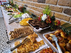 Colazione a buffet a pagamento, servita tutte le mattine 