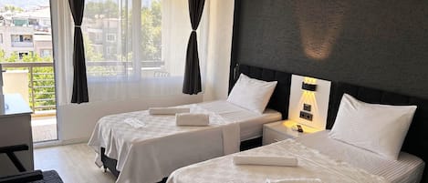 Comfort tvÄbÀddsrum - balkong | VÀrdeförvaringsskÄp pÄ rummet, individuell inredning och unika möbler