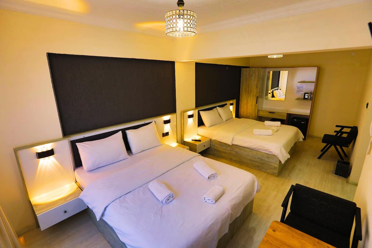 Quarto quádruplo standard | Cofres nos quartos, individualmente decorados