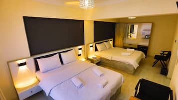 Habitación cuádruple estándar | Caja fuerte, decoración individual, mobiliario individual y escritorio