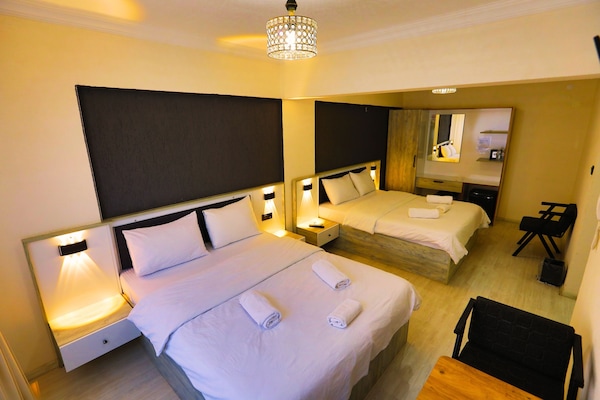 Standard Quadruple Room | Peti besi dalam bilik, dihias secara berasingan