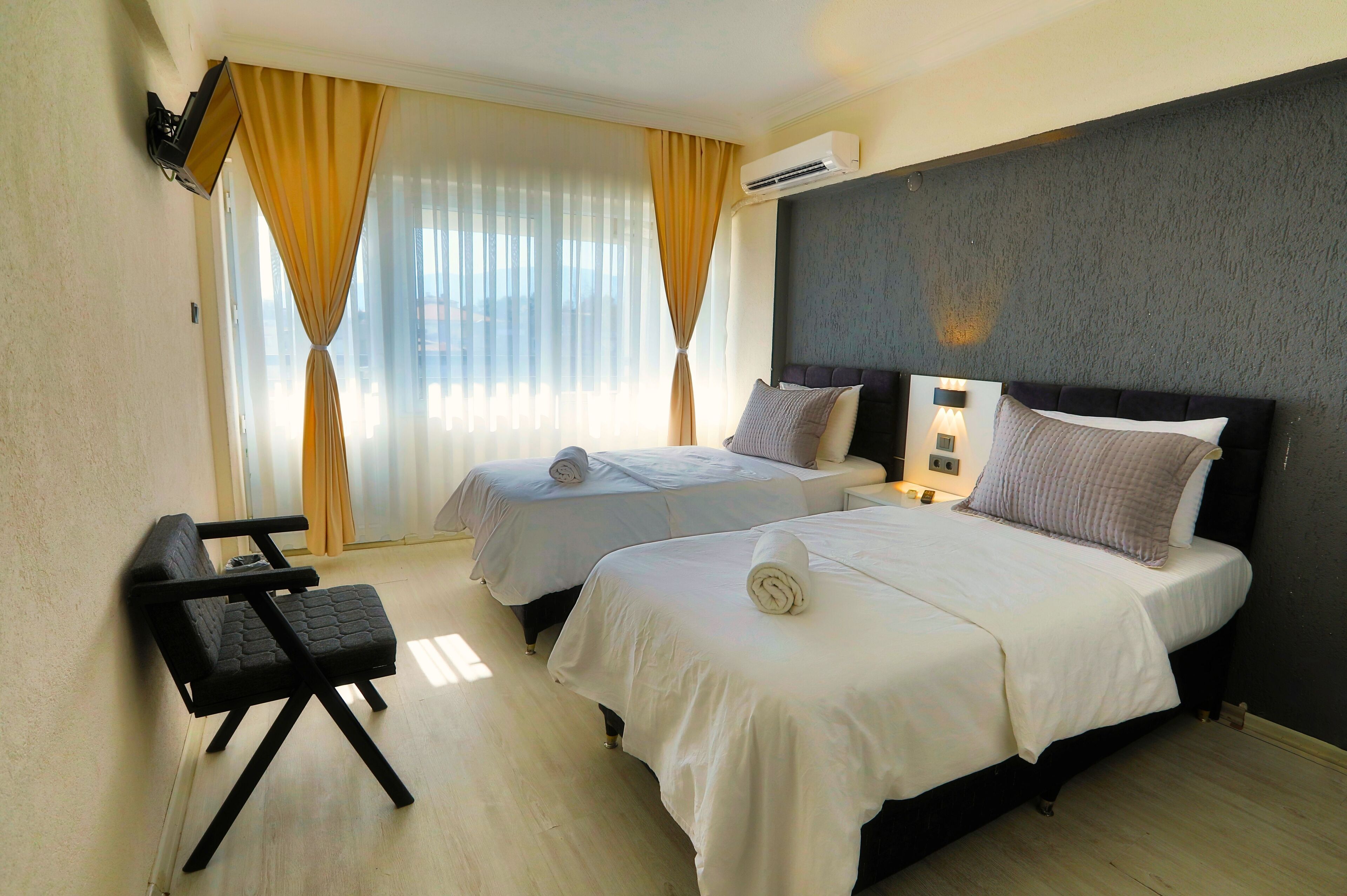 Comfort Twin Room, Balcony | In-room safe, individually decorated, individually furnished, desk