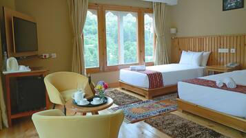 Dobbelt- eller tomannsrom – deluxe | Memory foam-senger, minibar, safe på rommet og skrivebord