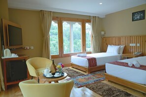 Deluxe-Doppel- oder -Zweibettzimmer | Betten mit Memory-Foam-Matratzen, Minibar, Zimmersafe, Schreibtisch