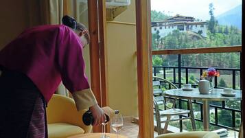 Deluxe Room | Memory-foam beds, minibar, in-room safe, desk
