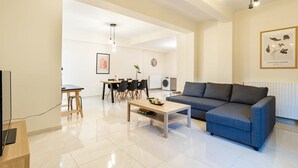 Ein modernes Wohnzimmer mit einer Couch, einem Couchtisch und einem Essbereich.