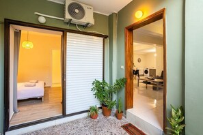 3 bedrooms, desk, iron/ironing board, travel crib