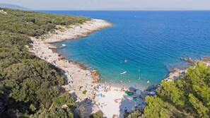 Una spiaggia nelle vicinanze