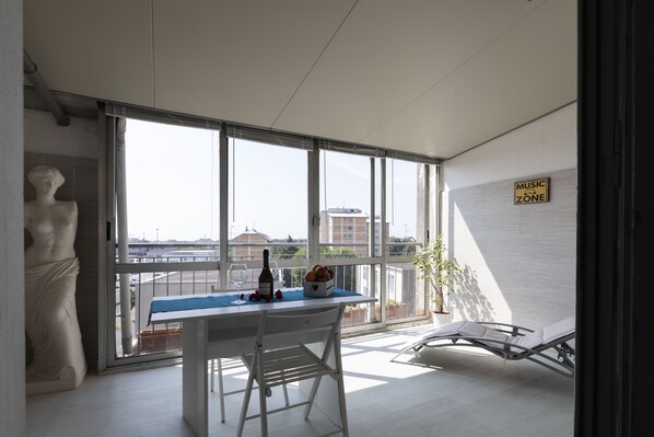 Panoramic-Apartment | Wohnbereich | Smart-TV
