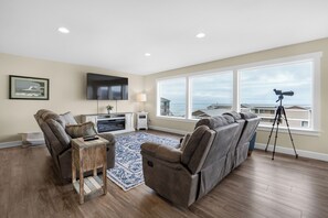 Smart-TV, DVD-Player, Tischtennisplatte, Bücher