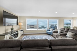 Smart-TV, DVD-Player, Tischtennisplatte, Bücher