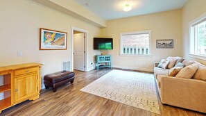 Smart-TV, DVD-Player, Tischtennisplatte, Bücher