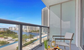 Property grounds - Sunset Oasis: 2BR, Balcony, Pool, Perfect Getaway (Hallandale Beach)