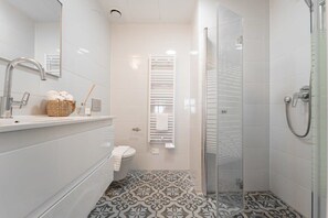 Badekar, hårføner og håndklær