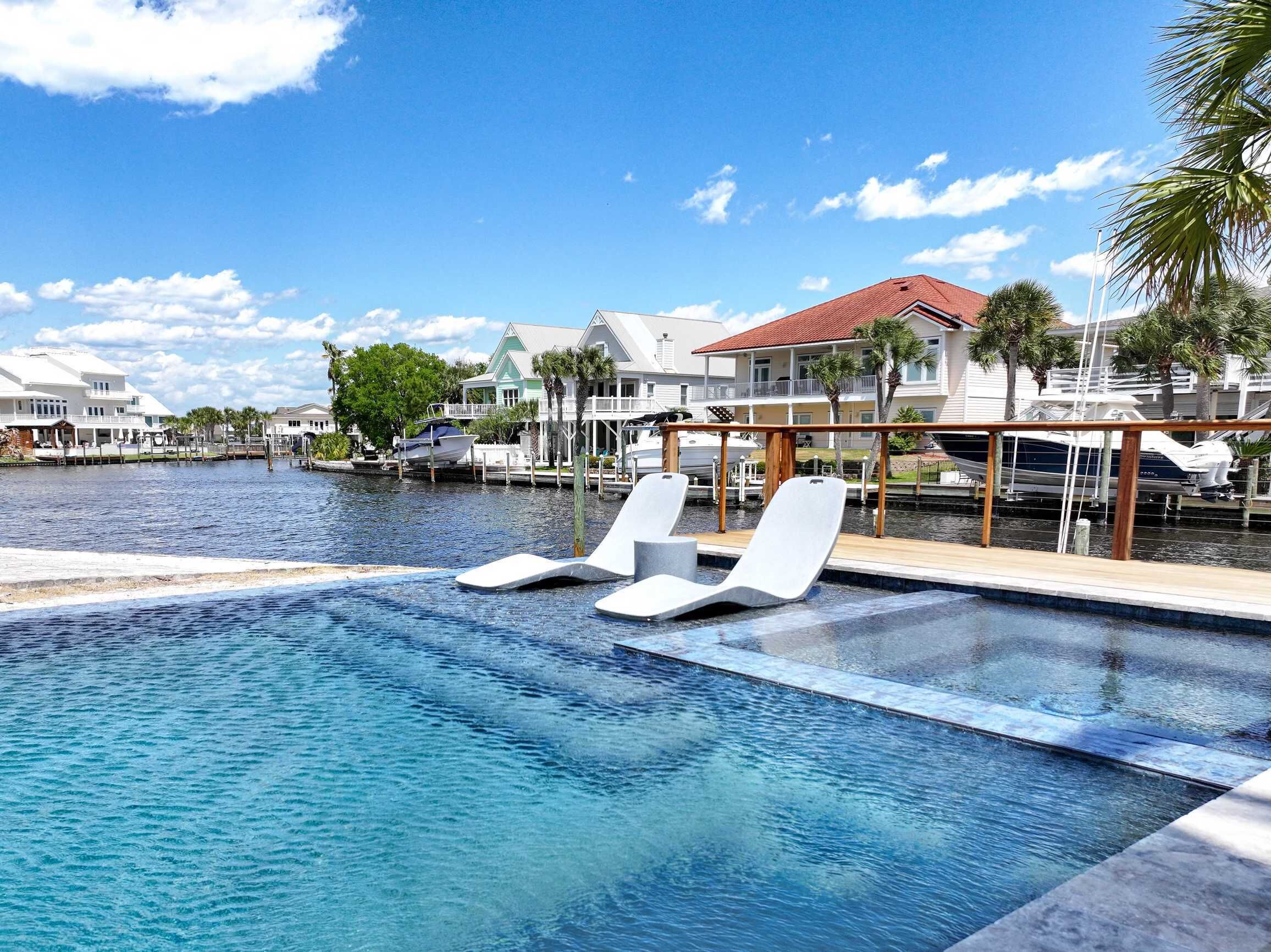 Una piscina al aire libre, una piscina climatizada