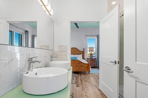 Bathtub, hair dryer, towels - Luxury Infinity Edge Heated/Cooled Pool & Hot Tub + Boat Dock & Marine Station + Walk to the Beach + Beach Packages (Perdido Key)