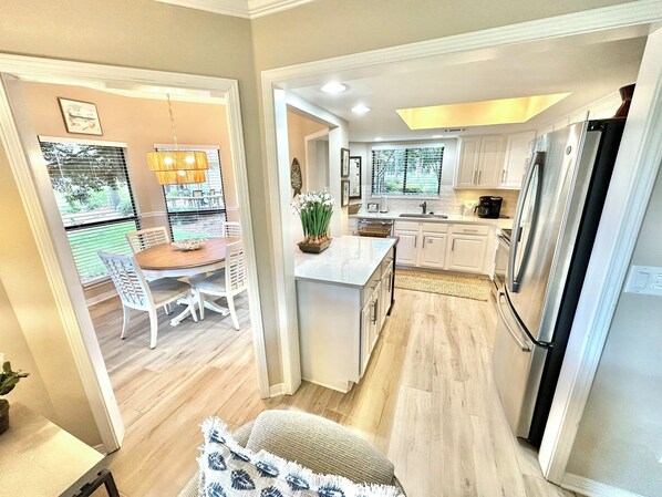 Frigorifero, microonde, forno, piano cottura