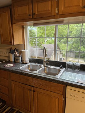 Private kitchen - 3/2 Affordable Black Mountain getaway (Black Mountain)