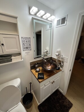 Haartrockner, Handtücher, Seife, Shampoo