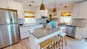 冷蔵庫、電子レンジ、オーブン、コンロ