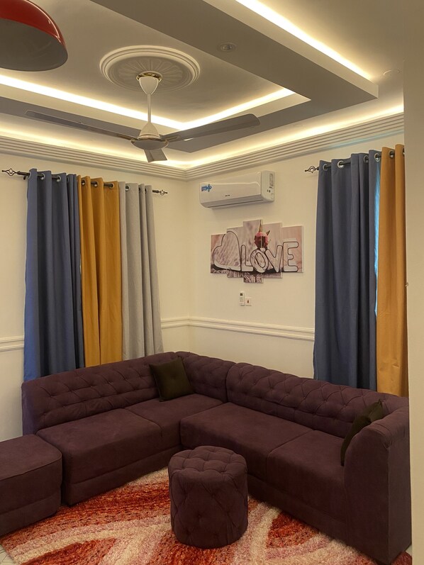 TV - Luxurious Space (Accra)