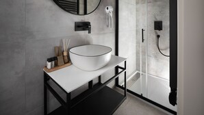 Deluxe Double Room | Bathroom | Shower, rainfall showerhead, free toiletries, hair dryer - Gočanska 1 (Pula)