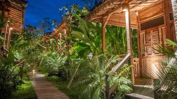 Traditional Cottage, 1 King Bed, Bathtub | 1 bedroom, minibar, in-room safe, desk