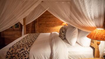 Traditional Cottage, 1 Queen Bed, Bathtub | 1 bedroom, minibar, in-room safe, desk
