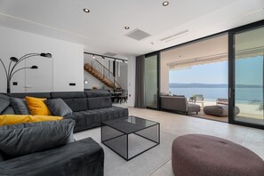 Fernseher, Videospiele, DVD-Player, Stereoanlage