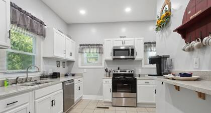 Atl Home Close To Airport, Tyler Perry, Betline 3 Bedroom Home by Redawning