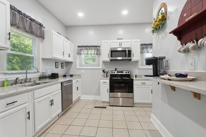 Atl Home Close To Airport, Tyler Perry, Betline 3 Bedroom Home by Redawning