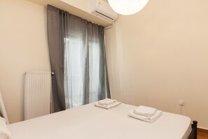 2 bedrooms, iron/ironing board, free WiFi - Luxury Pireas Stay New 2BR Urban Escape (Piraeus)