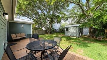 Bungalow, 2 Bedrooms | Outdoor dining