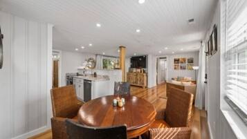 Bungalow, 2 Bedrooms | Dining