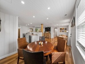 Bungalow, 2 phòng ngủ | Khu ăn uống