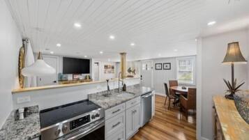 Bungalow, 2 kamar tidur | Dapur pribadi | Lemari es, oven, mesin pembuat kopi/teh, dan pemanggang roti