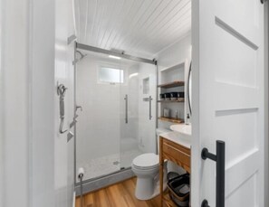 Bungalow, 2 habitaciones | Baño | Toallas y shampoo 