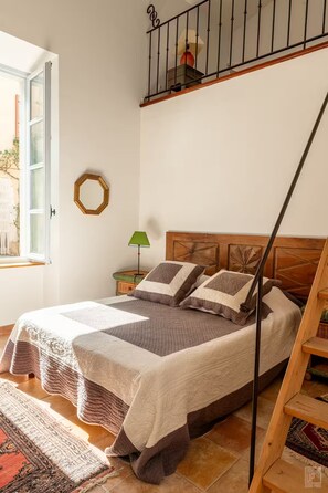 3 bedrooms, WiFi, bed sheets - Maison de Ramparts du 17e Avec Jacuzzi (Banon)