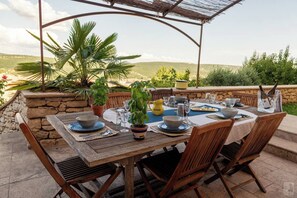 Outdoor dining - Maison de Ramparts du 17e Avec Jacuzzi (Banon)