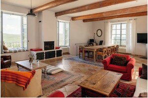 Living area - Maison de Ramparts du 17e Avec Jacuzzi (Banon)