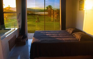 Espacio para trabajar con laptop, cortinas blackout y wifi gratis 