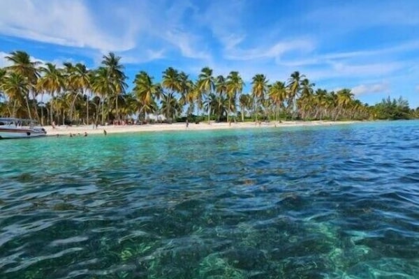 Na praia, passeios de caiaque, prática de pesca
