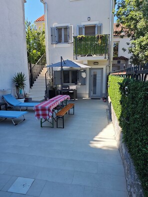 Outdoor dining - Quiet Family-sized condo 5 min to Old town (Split)