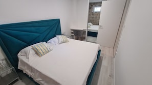 1 bedroom, in-room safe, iron/ironing board, travel cot - Quiet Family-sized condo 5 min to Old town (Split)