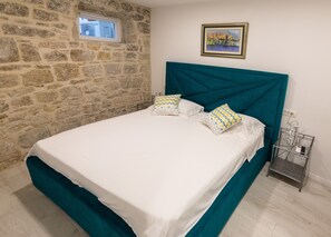 1 soverom, safe på rommet, strykejern/-brett og reiseseng for barn