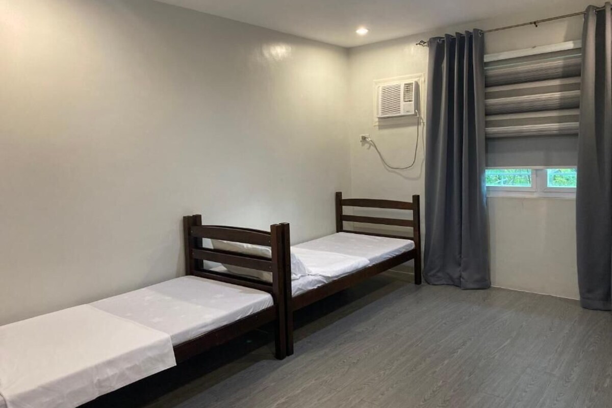 Habitació amb dos llits individuals Deluxe | Wifi gratuïta 
