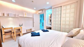 Apartment | 1 bedroom, individually decorated, desk, blackout drapes