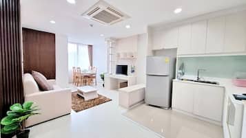 Apartment | 1 bedroom, individually decorated, desk, blackout drapes