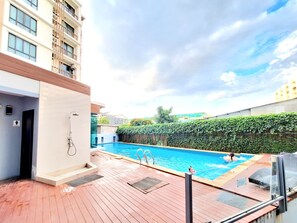 室外游泳池，提供日光浴躺椅